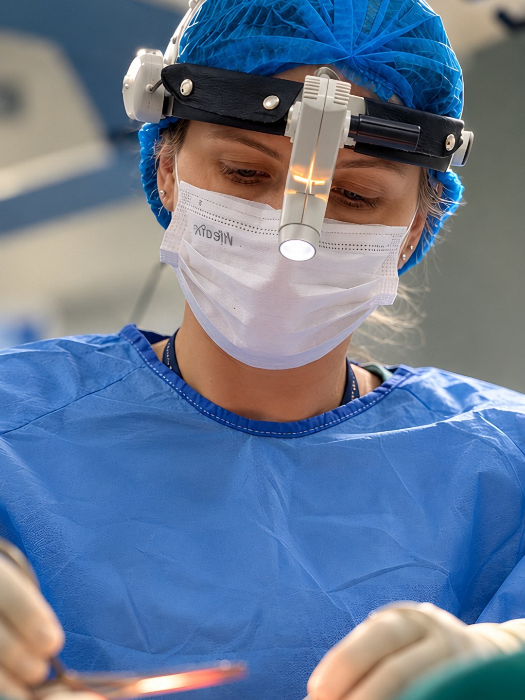 Dra. Caroline Berg em cirurgia nasal, com o fotóforo aceso